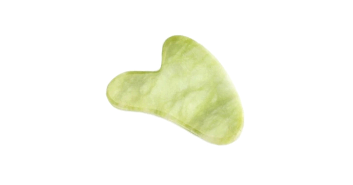 Gua sha — jadeitowa płytka do masażu twarzy w kształcie serca